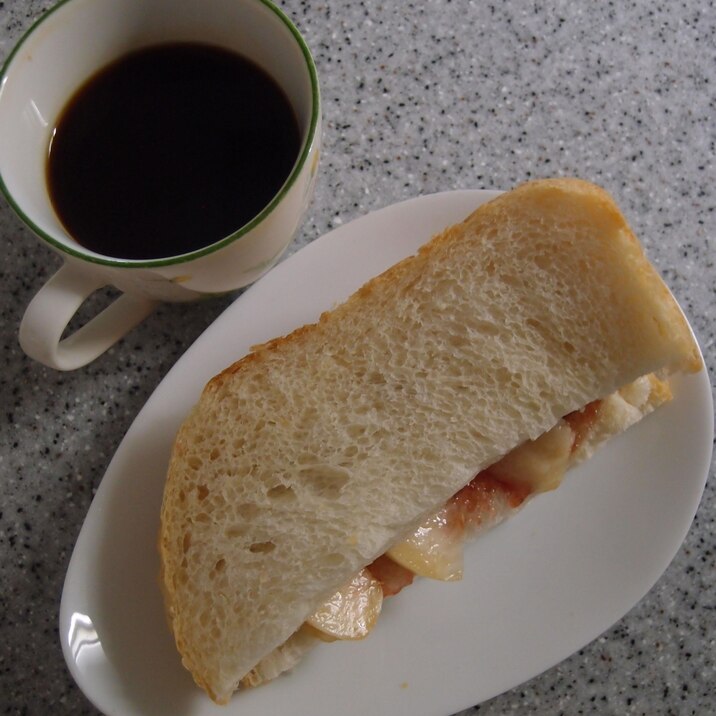 苺ジャムと桃のサンドイッチとコーヒーの朝食